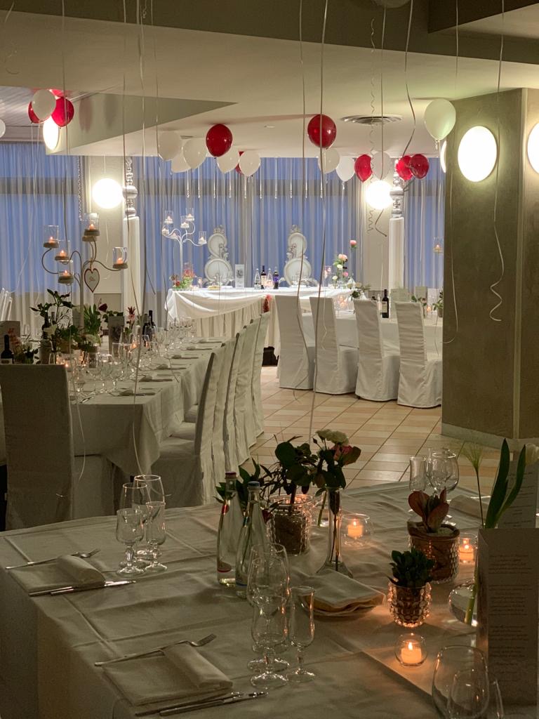 Matrimonio allestimento sala rosso candele La Cavallina Eventi
